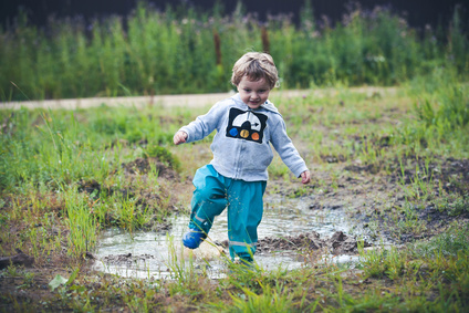 Kind spielt in der Natur © Kseniia